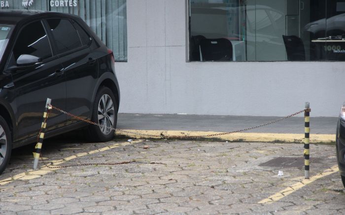 Ele alega que vagas são fechadas com correntes e cadeados, o que estaria infringindo o CTB

Foto: Anderson Davi