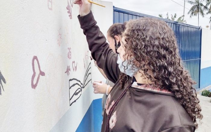 Os próprios estudantes que prepararam as tintas para o projeto Foto: Divulgação