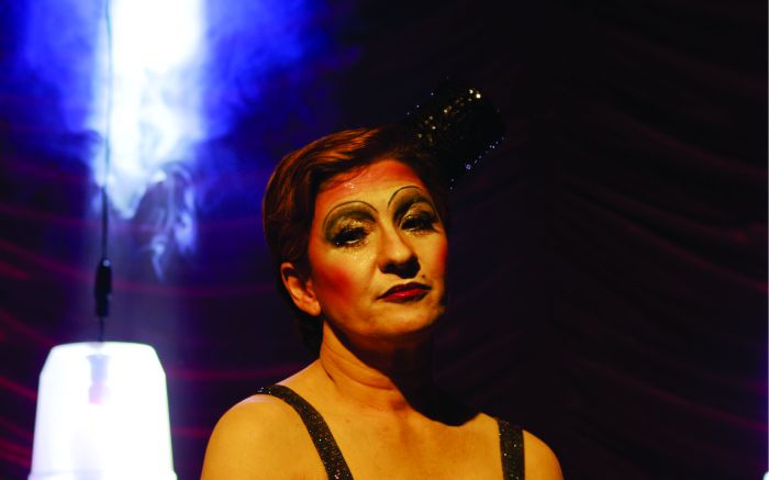 Além de atuar, Denise Luz é uma das responsáveis pela dramaturgia e direção.  Crédito: Matheus Groszwica