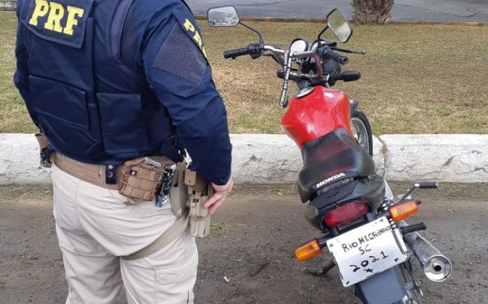 "Gambiarra' na placa era grosseira: números foram mesmo mal pintados. Fotos Divulgação.