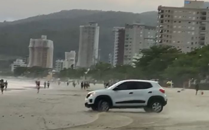 Motorista quase foi linchado pelo povão
(Reprodução)