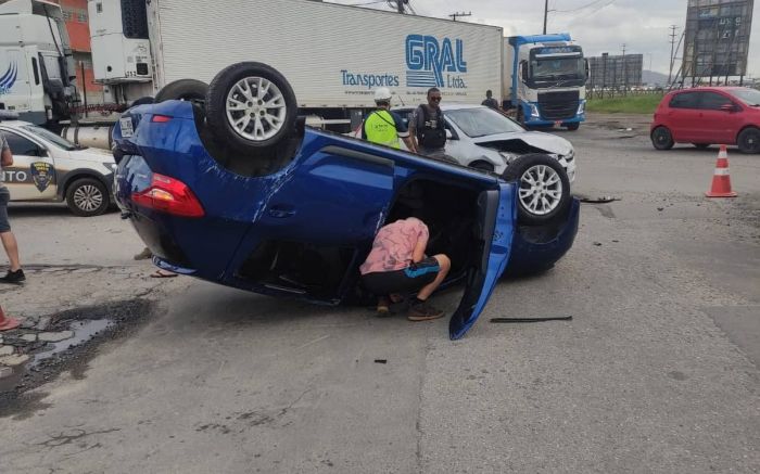 Apesar do susto, ninguém se feriu na batida (Foto: Divulgação Agentes de trânsito)
