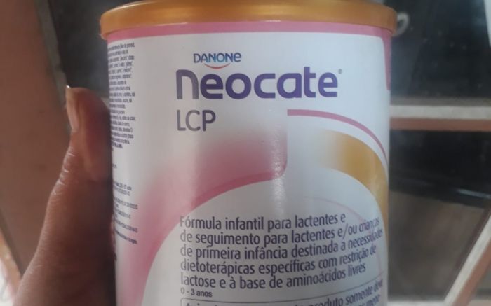 Para cuidar e alimentar a criança, a mãe pede ajuda para comprar leite neocate LPC e fralda antialérgica. (Foto: Leitora)