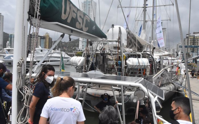 Veleiro ficará em Itajaí até sexta-feira (Foto: Franciele Marcon)