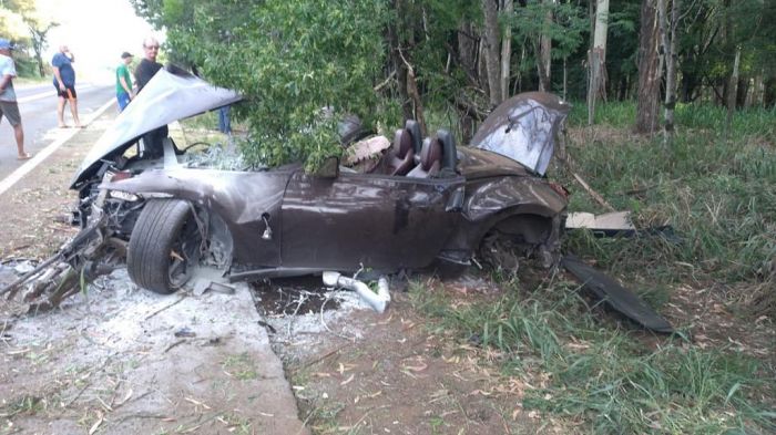 Acidente deixou carro completamente destruído
(Foto: Divulgação)