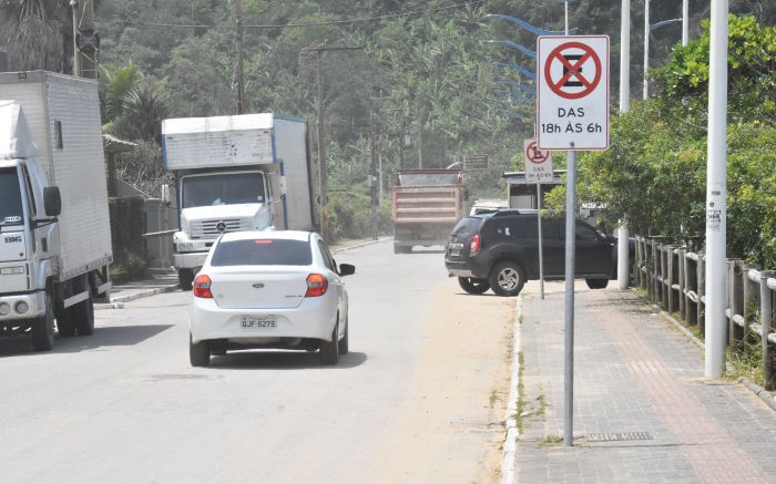 Moradora criticou multas contra banhistas que deixaram o carro no Canto Norte no feriado (Foto: João Batista)
