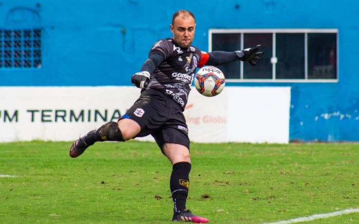 Clube renovou contrato com o goleiro Victor Hugo (Foto: Divulgação)