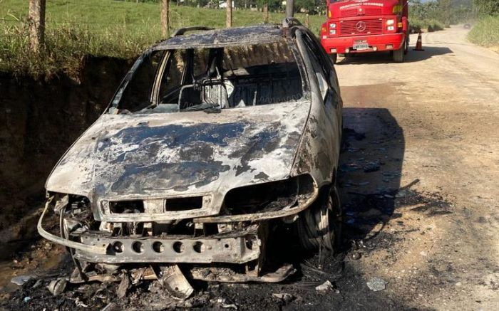 Carro ficou só na carcaça (Foto: Divulgação)
