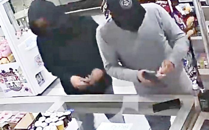 Um dos assaltantes chegou a ameaçar internautas que compartilharam imagens da câmera de segurança. Foto Divulgação.