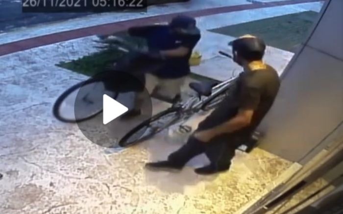 Criminosos estavam de bicicleta e têm atacado, com frequência, as lojas do centro de Itajaí
(Reprodução)