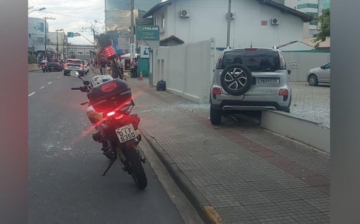 Carro detonou o muro de vidro da clínica em Itajaí Foto: Divulgação