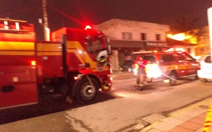 Bombeiros utilizaram aproximadamente 1000 litros de água para o controle do calor Foto: Divulgação