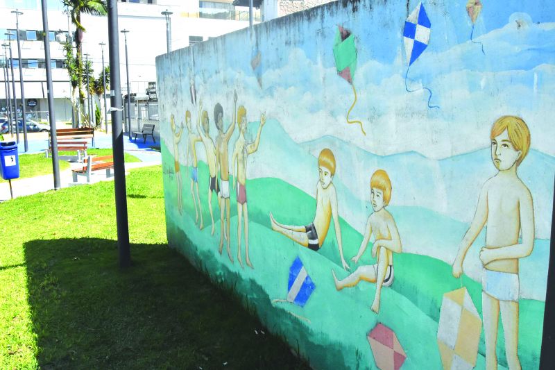 Obras estão espalhadas pela região, como na praça da Pipa, em Itajaí, e em acervo no museu Histórico de Itajaí