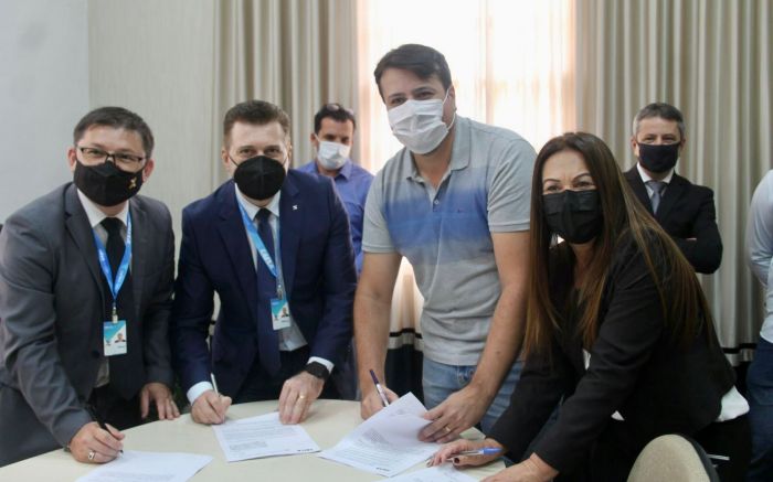 Assinatura do contrato foi no gabinete do prefeito Aquiles da Costa
Foto Divulgação 