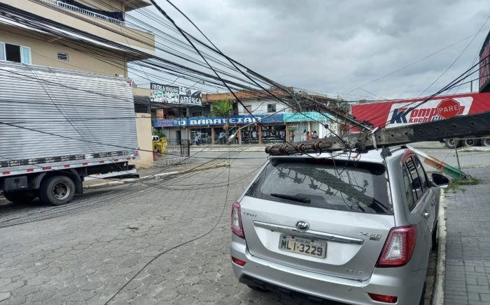 Caminhão fez a maior barbeiragem na rua (Foto: leitor)