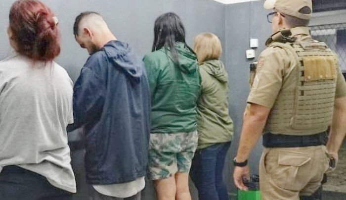 Foi só a PM abrir a porta do Peugeot, e sentir o cheiro da erva por todo lado. Foto Divulgação