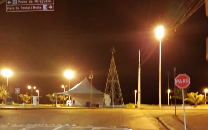 Em Navegantes, falhas na decoração geraram críticas na comunidade; em Piçarras, povo sentirá falta das decorações de anos anteriores. Fotos Divulgação/Arquivo