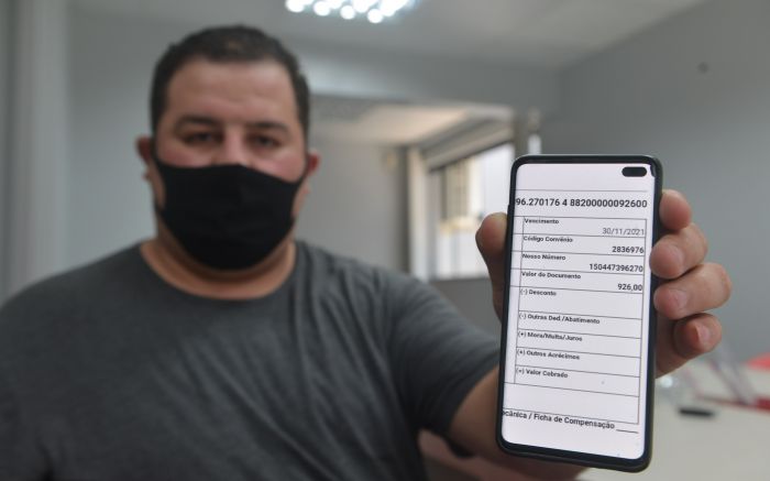 Enquanto recorre, Hussam pagou quase R$ 1 mil de multa pra conseguir fazer o licenciamento do seu veículo
(Foto: João Batista)