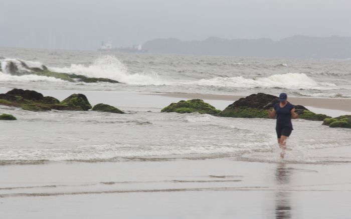 Relatório do IMA indica onde as praias estão boas para o banho (Elton Damasio)