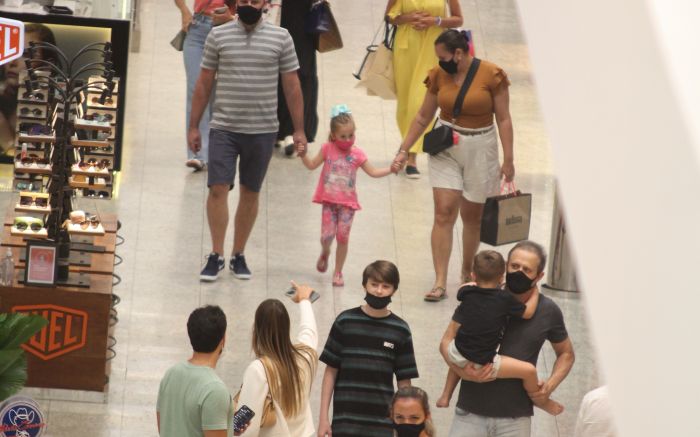 Consumidores têm aproveitado para comprar nos shoppings da região (Elton Damasio)