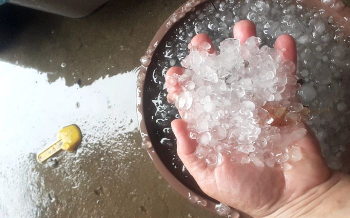 Moradora encheu balde com pedras em Cabeçudas(Foto: Leitor)