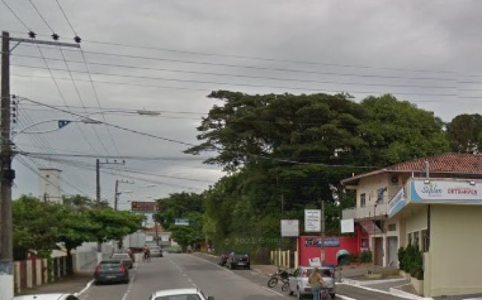 Crime aconteceu por volta das 17h30 na frente dos clientes de um comércio (Reprodução)