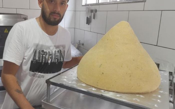 Lucas bateu o recorde nacional e agora detém o título de "maior coxinha do Brasil" (foto: Divulgação)