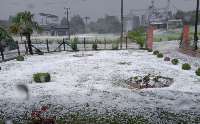 Em Campo Alegre, moradores mostram o fenômeno. Em Mafra, granizo e tempestade geraram apagão em vários bairros.