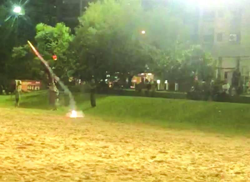 Vídeo gravado por vizinhança mostra homem soltando fogos na praça da Beira Rio (foto: divulgação)