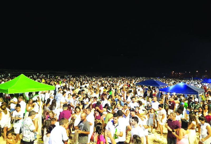 Bombinhas mantém palcos com shows na orla (foto: divulgação)