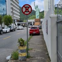 Carros ignoram placas e estacionam na calçada