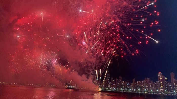 Oito balsas lançaram os fogos artifício no Pontal Norte e na Barra Sul
(foto: vitor hugo serpa)