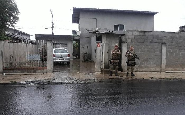 Ação da PM flagrou um Gol sendo desmanchado
(Foto: Divulgação)