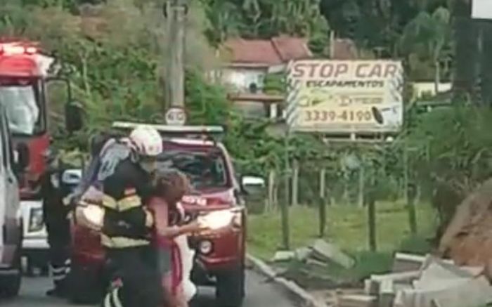 Mulher foi socorrida em estado grave (Foto: Reprodução)