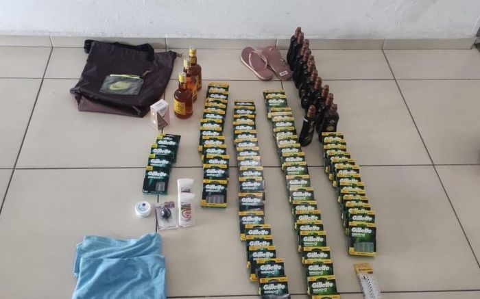 Entre os itens havia bebidas e lâminas de barbear
Foto: Divulgação/ PMN