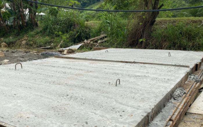 Calçada cedeu e buraco está aberto há três meses, dizem moradores
(foto: Leitor)