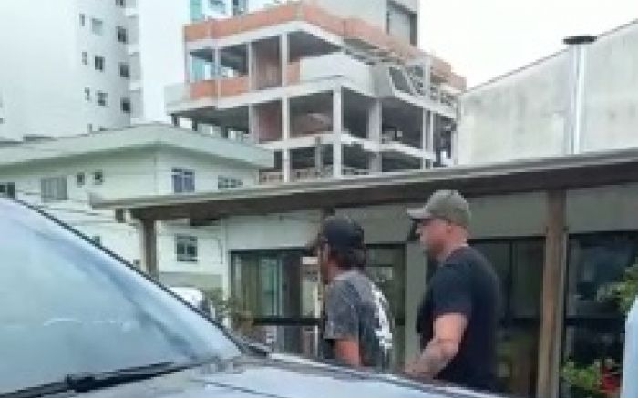 Foragido foi preso enquanto trabalhava em quiosque (Foto: Leitor)