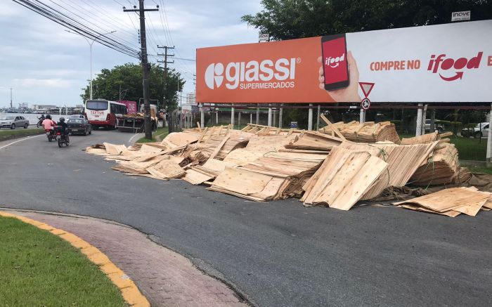 Acidente foi na tarde de sexta-feira
(foto: Leitor)