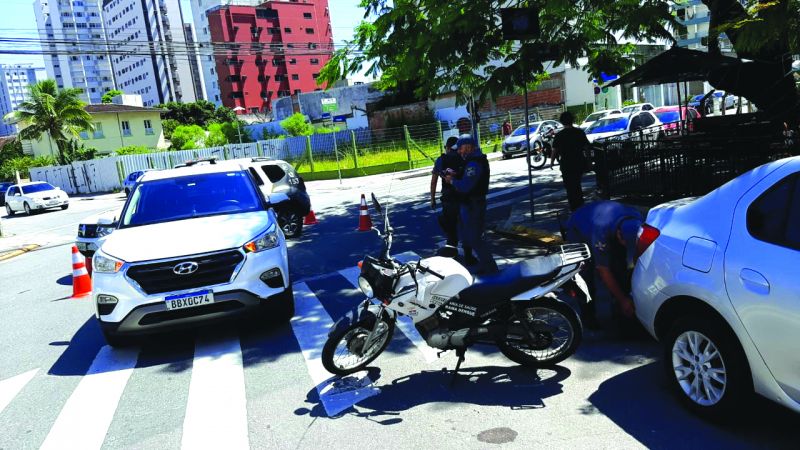 Esquina da rua Camboriú com a Joinville ficou perigosa (foto: leitor)