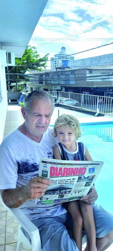 Carlos Guerios, bancário aposentado, inicia o dia lendo o jornal impresso