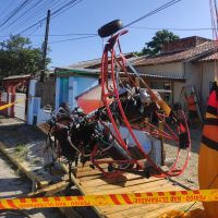 Paramotor cai sobre fiação elétrica 