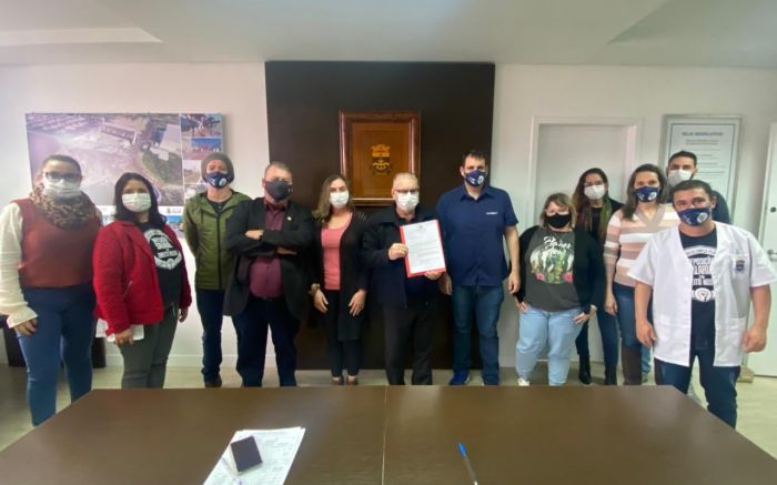 Servidores com o prefeito Volnei, em negociação de agosto do ano passado/Foto Arquivo.