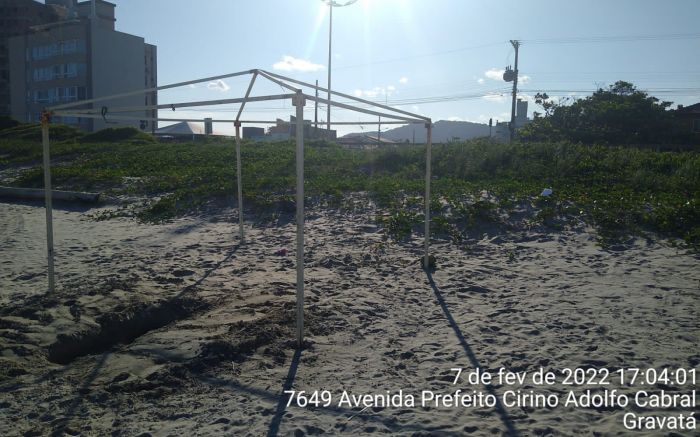 O aluguel de cadeiras e guarda-sóis também não é permitido se os mesmos estiverem expostos na areia Foto: Leitor