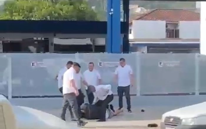 Homem foi agredido em frente de loja de carros de Brusque
(Foto: Reprodução)