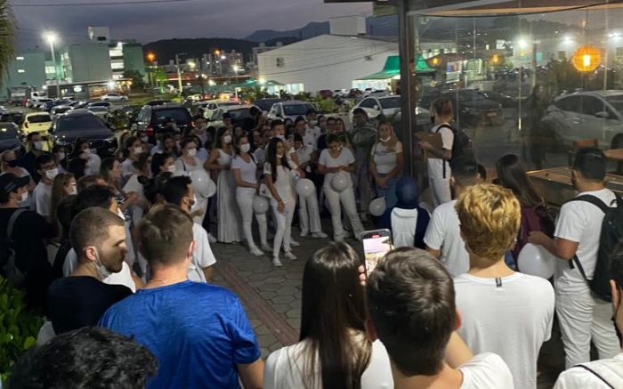 O protesto reuniu alunos do primeiro ao décimo semestre (Foto: Leitor)