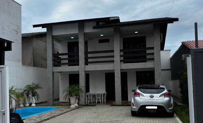 Casa alugada fica na rua Laguna e tinha até piscina
(foto: leitor)