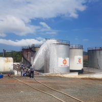 Reservatório de óleo diesel pega fogo