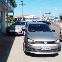 Motoristas estacionam em calçada do bairro Cordeiros