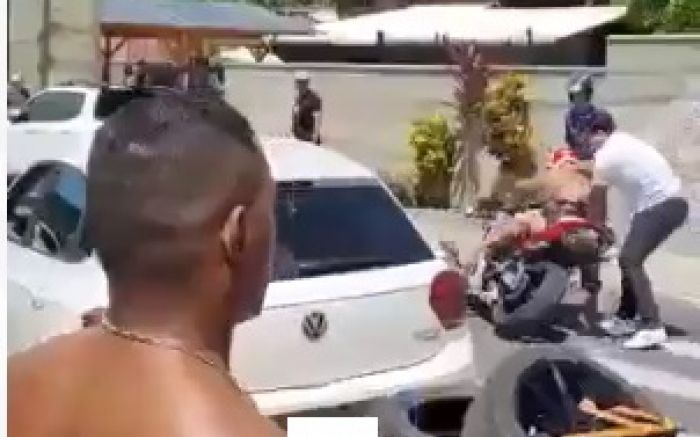 Prefeito puxou da moto motociclista que desrespeitou ordem de parar a arruaça (Foto: Reprodução)