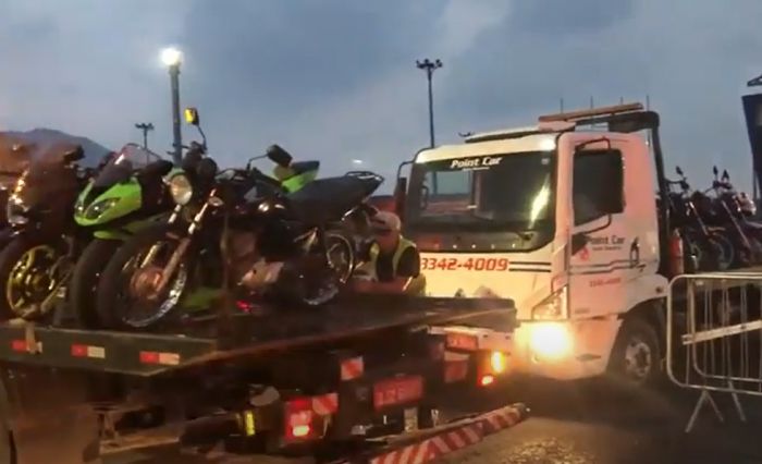 Dezenas de motos apreendidas na madrugada de hoje./Foto Reprodução.